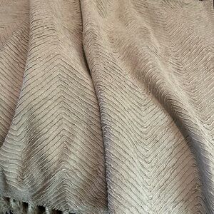 Linen throw w fringes
100% cotton back